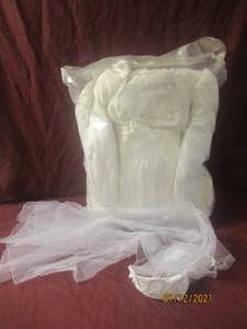lot 101 image: WEDDING DRESS AND VEIL