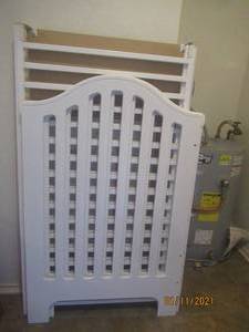 lot 41 image: TWINKLE TWINKLE BABY CRIB MODEL 04820-151