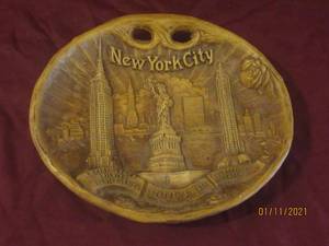 lot 62 image: VINTAGE NYC FAUX WOOD 3D DECORATIVE PLAQUE SOUVENIR BY ARROW NOVELTY COMPANY