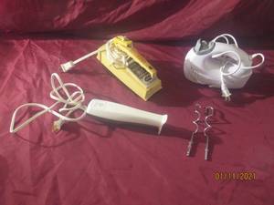 lot 67 image: 3 SMALL APPLIANCES BLENDER, ELECTRIC KNIFE AND SUNBEAM MIX MASTER