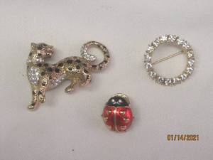 lot 18 image: 3 PENDENT BROOCHES
