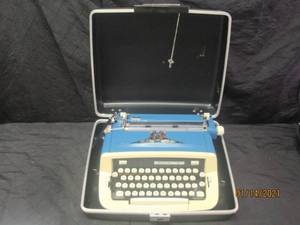 lot 33 image: ROYAL TYPE WRITER W CARRY CASE AND KEY