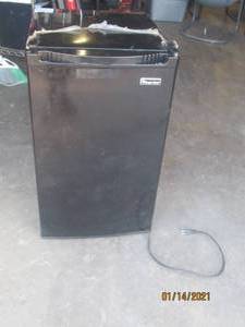 lot 134 image: WORKING MAGIC CHEF MINI FRIDGE MODEL HMBR440BE