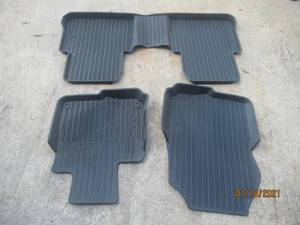 lot 146 image: HONDA CRV FLOOR MATS