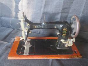 lot 147 image: VINTAGE SEWING MACHINE DAVIS S.M.CO 1010552