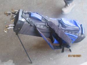 lot 150 image: TOP FLIGHT GOLF BAG WITH 7 TOP FLIGHT CLUBS