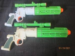 lot 200 image: 2 STAR WARS BOBA FETT ELECTRIC BLASTER 2009 C-2822A BOTH WORKS