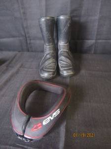 lot 202 image: PAIR OF ALPINE STARS MOTOCROSS BOOTS SIZE 6 WITH NECK ACCESSORY