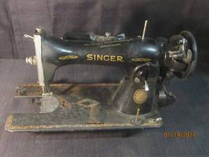 lot 245 image: VINTAGE SINGER SEWING MACHINE  WORKING CODITION UNKNOWN