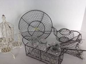 lot 94 image: Farmhouse Chickenwire and Iron Dcor, 5 Pc