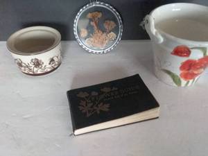 lot 147 image: Antique Flower Guide Book(1919 Great Condition)Vintage Pressed Flower Suncatcher, and more.