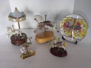 lot 11 image: Musical Carousels including dcor plate, 5Pc