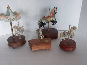 lot 5 image: Musical Carousels, 4 pc