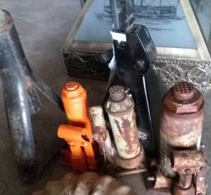 lot 113 image: Assortment of Jacks and Jack Stands