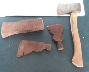 lot 21 image: Vintage Axe and Hatchet Heads, 4 pc