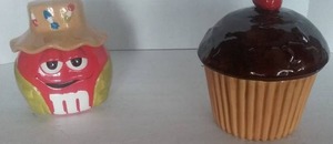 lot 175 image: 2 Cookie Jars (M&M and Vintage Cupcake)