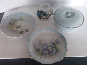 lot 179 image: Vintage Wall Plates and Hull Aqua Casserole Dish(unmarked)