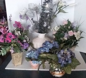 lot 198 image: 5 Pc Floral Dcor and Vases