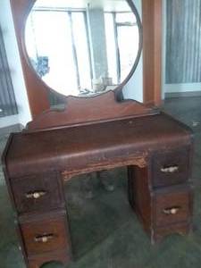 lot 295 image: Matches 294, Waterfall Vanity with Mirror