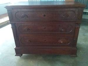 lot 4 image: Hidden Drawer Vintage Dresser