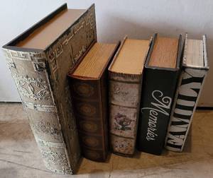 lot 78 image: LOT OF 5 HIDE-AWAY DECORATIVE BOOKS IN STYLESCOLORCONDITION SHOWN. (YOUR BID X 5)