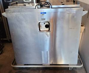 lot 106 image: SECO HD COMMERCIAL (NSF) SPRING LOADED 2-COMPARTMENT 9 HOT PLATE HOLDER WITH PLATES MODEL 4731166 AS SHOWN.