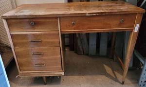 lot 133 image: VINTAGE WOODEN SEWING MACHINE TABLE WITH DRAWERS IN STYLECOLORCONDITION SHOWN. APPROX. 43.5 W x 20 D x 31 H. TABLE ONLY