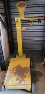 lot 134 image: VINTAGE DETECTO-GRAM 1000 LBS CAPACITY SCALE MODEL 1853 WITH WEIGHTS AS SHOWN. APPROX. 31 W x 38 D x 31 H.