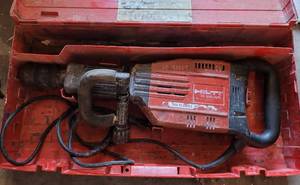 lot 135 image: HILTI DEMOLITION JACKHAMMER CONCRETE BREAKER MODEL TE905 AVR WITH CASE AND BITS IN CONDITION SHOWN.