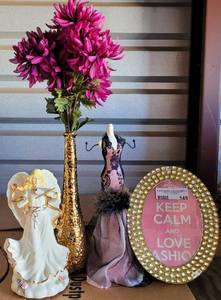 lot 149 image: LOT OF ASSORTED DECOR INCLUDING MUSICAL PORCELAIN ANGEL AND MORE AS SHOWN.