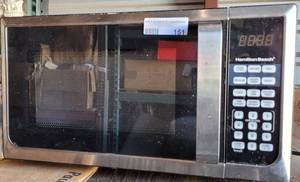 lot 151 image: HAMILTON BEACH MICROWAVE OVEN MODEL P90D23AL-WR AS SHOWN. TESTED AND POWERS ON