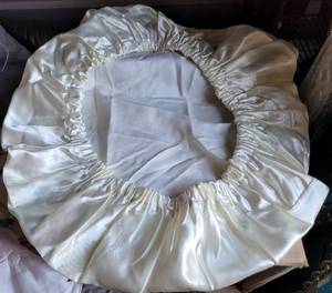 lot 166 image: LOT OF 13 ROUND LINEN TABLE COVERS IN STYLECOLORCONDITION SHOWN. (YOUR BID X 13)