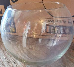 lot 207 image: LOT OF 4 CLEAR GLASS BOWLS AS SHOWN. EACH 8  DIA x 6.5 H. (YOUR BID X 4)