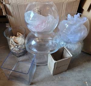 lot 259 image: LOT OF 8 CLEAR GLASS VASESBOWLS IN ASSORTED STYLESSIZES AS SHOWN. (YOUR BID X 8)