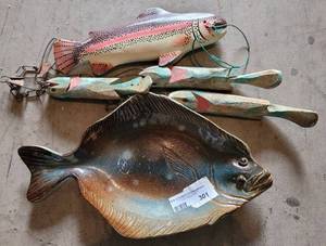 lot 301 image: FISH PLATER AND WALL DECOR IN STYLECOLORCONDITION SHOWN.