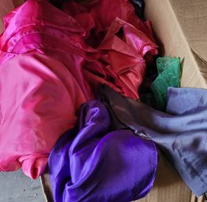 lot 387 image: LOT OF 48 LINEN TABLE CLOTHRUNNERS IN STYLESCOLORSCONDITION SHOWN. (YOUR BID X 48)