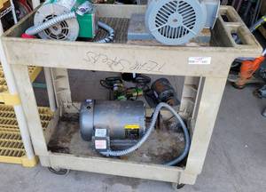 lot 447 image: RUBBERMAID CART ON WHEELS AS SHOWN. CONTENTS NOT INCLUDED.