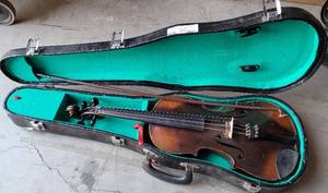 lot 462 image: ANTIQUE GERMAN MADE ANTONIUS STRADIVARIUS COPY VIOLIN WITH CASE IN STYLECOLORCONDITION SHOWN.