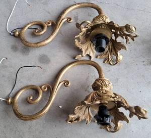 lot 498 image: LOT OF 2 WALL LIGHT FIXTURES IN STYLECOLORCONDITION SHOWN. (YOUR BID X 2)