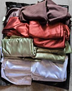 lot 517 image: LOT OF 31 ASSORTED LINENTABLE CLOTH IN STYLESCOLORSCONDITION SHOWN. (YOUR BID X 31)