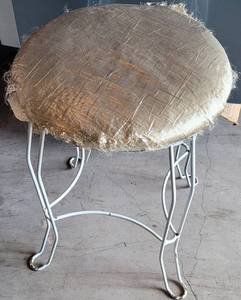 lot 519 image: METAL STOOL WITH CUSHIONED SEAT AS SHOWN.