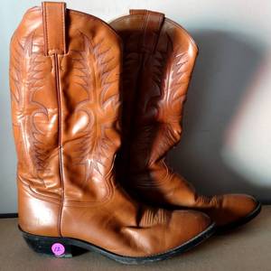 lot 12 image: MENS TONY LAMA LEATHER COWBOY BOOTS - SIZE 10