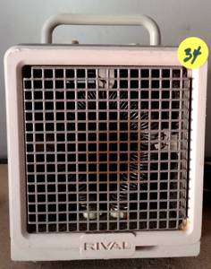 lot 34 image: Vintage 1990s Rival Portable Electric Mini Space Heater Model T621 1500 W