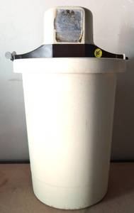 lot 35 image: VINTAGE Richmond Cedar Works 4 Quart Electric Ice Cream Maker Model 71