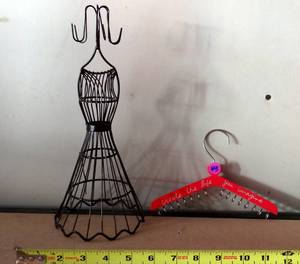 lot 43 image: Decorative Jewelry Earring, Chains, and Bracelet Hangers