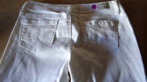 lot 59 image: Almost Famous Womens White Size 7 Style Jeans
