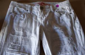 lot 60 image: Almost Famous Womens White Size 5 Style Jeans