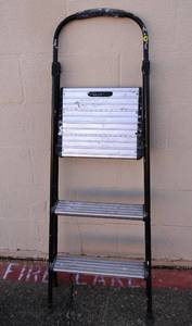 lot 78 image: NICE STURDY 3 TIERED STEP STOOL