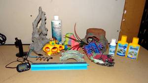 lot 98 image: LARGE ASSORTMENT OF FISH TANK SUPPLIES - MORE IN BAG