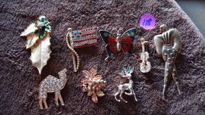 lot 118 image: COLLECTION OF FUN WOMENS BROACHES